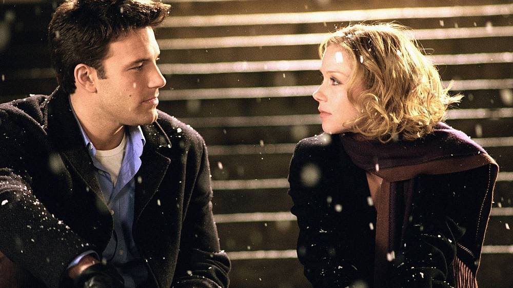 Přežít Vánoce (2004).
Když si, osamělý, životem otrávený ale velmi bohatý Drew Latham (Ben Affleck) pronajme na vánoční svátky náhradní rodinu, spustí tím lavinu neuvěřitelných událostí. Drew se rozhodl, že tento rok už nebude trávit Vánoce jen sám, a proto udělal rodině Valcosových (James Gandolfini, Christina Applegateová a Catherine O'Harová) velmi zajímavou nabídku. Měli ji ale odmítnout. Teď jejich protivný host mění svými neslýchanými požadavky poklidné svátky klidu a míru v pekelnou noční můru! Přežít Vánoce je výborná komedie, která vám dokáže, že vaše rodina je na tom ještě dobře.