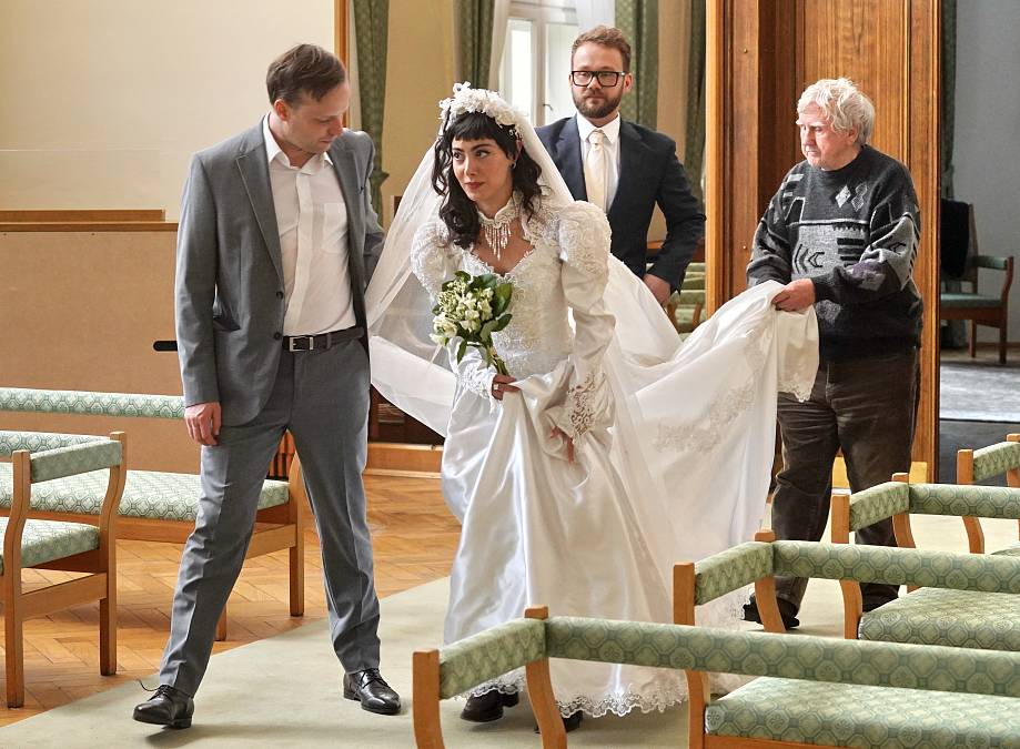 Touha po dítěti a utajený plán k jejímu naplnění se zvrtne. Minisérie Náhradníci je napumpovaná emocemi a dějovými zvraty