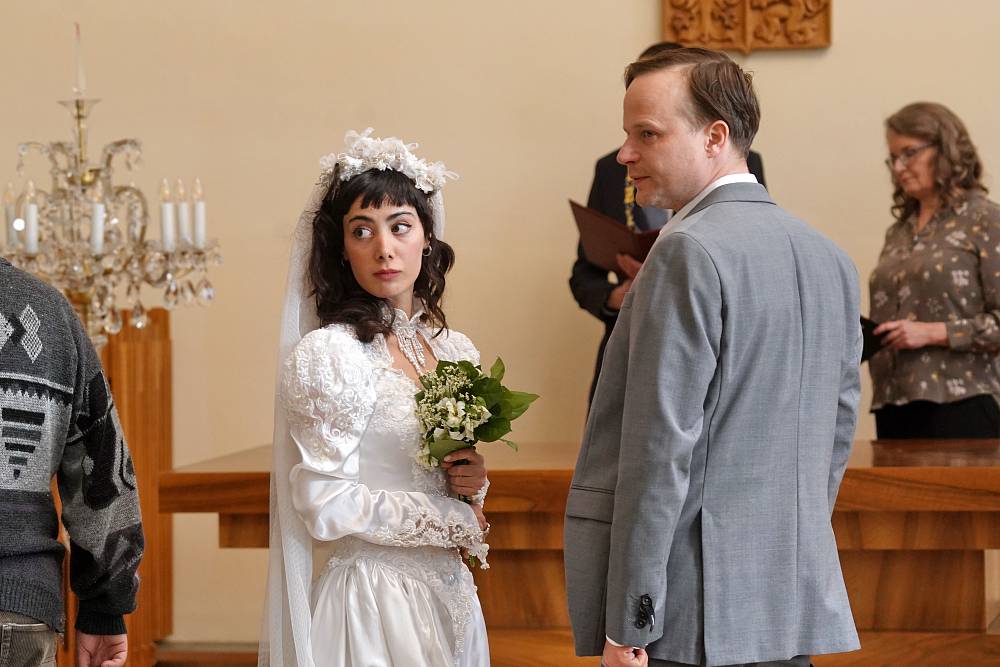 Touha po dítěti a utajený plán k jejímu naplnění se zvrtne. Minisérie Náhradníci je napumpovaná emocemi a dějovými zvraty