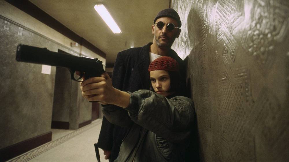 Leon (1994).
Neobyčejný milostný příběh profesionálního vraha a mladé dívky. Leon je nájemný vrah, člověk, kterého nedokáže nic zastavit před splněním úlohy. Do jeho života vstoupí dvanáctiletá Matilda (Natalie Portman). Rodina nevinné Matildy byla vyvražděna zkorumpovaným policajtem a ona se rozhodla pro krutou pomstu.