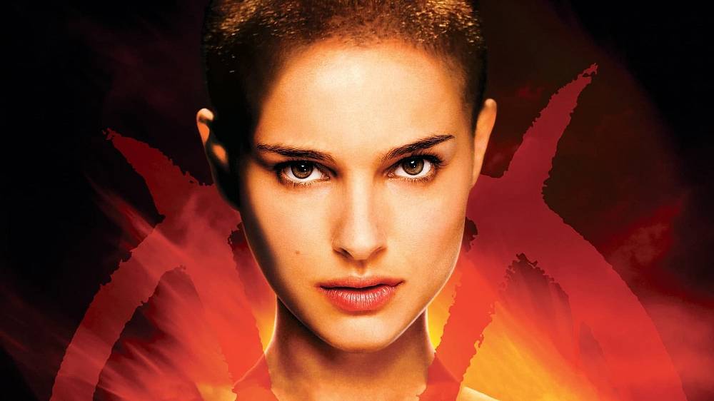 V jako Vendeta (2006).
Futuristický snímek V jako Vendeta je zasazen do totalitní Británie a vypráví příběh jemné mladé dívky Evey (Natalie Portman), která je maskovaným mužem jménem V zachráněna ze situace, kdy jí šlo o život. Tento mistr boje a klamu je neobyčejně charismatický a snaží se podnítit ostatní spoluobčany, aby se vzbouřili proti tyranii a útlaku. Spolu s tím, jak Evey odkrývá tajemství původu V, objevuje mnohé pravdy i o sobě, a stává se jeho spojencem v uskutečnění plánu vnést do společnosti plné násilí a korupce opět svobodu a spravedlnost.