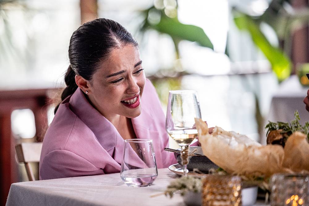 (EMBARGO Nepublikovat) Bachelor Česko: Lucie krade rande a hraje divadlo, jak ji všichni ubližují