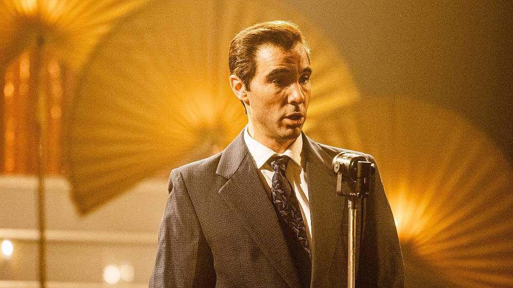 Aznavour (2024).
Od jeho chudého dětství k jeho vzestupu a slávě, od jeho triumfů k jeho neúspěchům, z Paříže do New Yorku. Objevte výjimečnou cestu umělce. Intimní, intenzivní, křehký a nezničitelný, oddaný svému umění až do samého konce, to je jeden z nejikoničtějších zpěváků všech dob: Charles Aznavour.