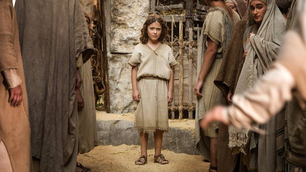Mladý Mesiáš (2016).
14:05 ČT2.
Děj vypráví příběh sedmiletého Ježíše a jeho početné rodiny na daleké zpáteční cestě z vyhnanství v Alexandrii do Nazaretu. Do Egypta se před lety uchýlili před brutálním běsněním krále Heroda Velikého, který nechal vyvraždit betlémské kojence kvůli proroctví o zrození budoucího židovského krále, který by ho mohl připravit o trůn. Po Herodově smrti Ježíšova rodina podstupuje dalekou zpáteční pouť v domnění, že už nebezpečí pominulo. Svatou zemí ale zmítají nepokoje a po celé říší se šíří zvěsti o chlapci, který dokáže konat zázraky. Herodův syn proto vysílá nelítostného centuriona Severa, aby mladého spasitele sprovodil ze světa. Hloubavý Ježíš na své trnité cestě za pochopením vlastní identity bude muset čelit nejen krutým Římanům, ale i samotnému démonovi, který mu našeptává, aby zhřešil.
