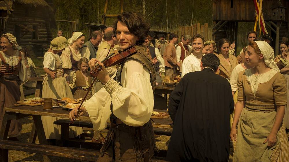 Krakonošův poklad (2017).
6:05 TV Prima.
Krakonoš se zamiloval do děvečky Růženky, která ale čeká na svého Erika, až se vrátí ze světa. Situace využije Baronka von Harantová, která má zálusk na Krakonošův poklad ukrytý v hoře, kterou dokáže odemknout jen kouzelný lomikámen...