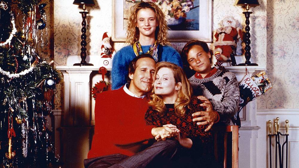 Vánoční prázdniny (1989).
20:00 Nova Cinema.
Clark Griswold chce zažít Vánoce, po kterých už dlouho touží. Pokácet si vlastní stromeček, sejít se s celou rodinou u stolu. Ostatní z toho nejsou moc nadšení, ale pomáhají. Pokácí asi pětimetrový strom, který jim následně zlikviduje část domu. Dorazily už babičky a dědečkové a všichni se usilovně snaží vytvořit šťastnou vánoční atmosféru. Nic se ale nedaří tak, jak si Clark představuje, malér stíhá malér.
