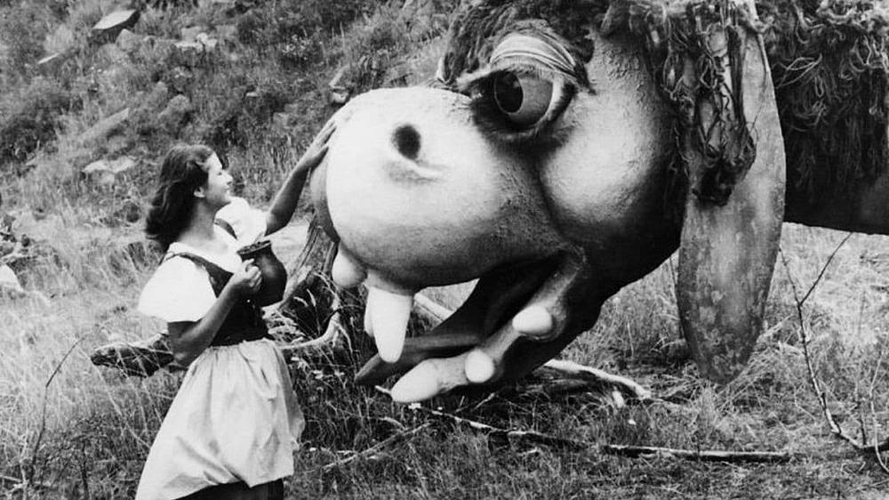 Za humny je drak (1983).
9:20 TV Nova.
V jednom království v lese, se usadí dobrácký drak Mrak. Královi lokajové na něho narazí při lovu a celí vyděšení jdou zprávu předat králi. Vrchní lovčí vylíčí draka v hrůzných barvách a král usoudí, že drak bude chtít královskou dceru. Vyhlásí tedy odměnu za zabití draka, nikomu se však do boje s ním nechce. Jediný, kdo se přihlásí, je princeznin milý, loutnista Marian, kterého však král nemá rád, a tak ho vyhodí.