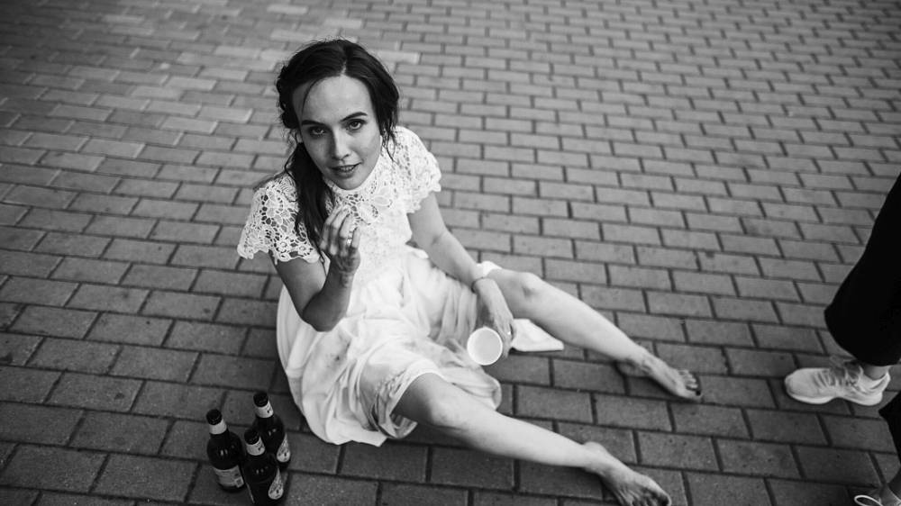 Zápisník alkoholičky (2024). Drama. Příběh mladé ženy bojující se závislostí na alkoholu. Hlavní hrdinkou (byť se jako hrdinka mnohdy nepůsobí) je mladá maminka, která se rozhodla nevzdat, nastoupit léčbu a bojovat se svým démonem i o svou rodinu. Jak těžké je si problém s pitím přiznat? Proč není překážkou závislosti ani malé dítě? Kde vzít sílu se léčit a co následuje poté? Na tyto a mnohé další otázky odpovídá autentická a upřímná filmová zpověď abstinující alkoholičky.