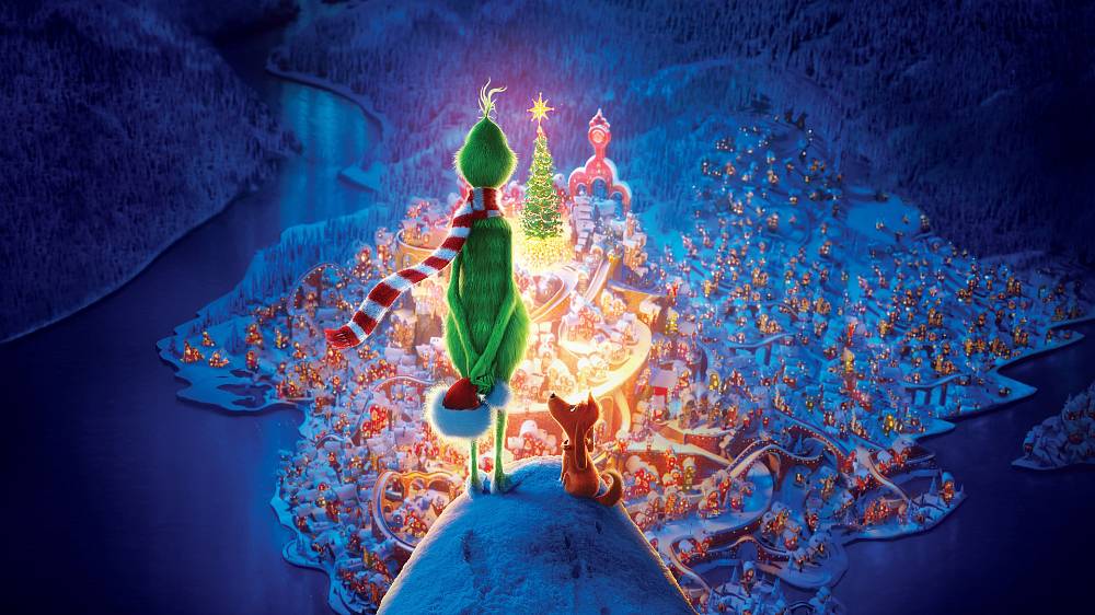 Grinch (2018). Animovaný, Rodinný, Komedie, Fantasy. Na světě se překvapivě najde spousta lidí, kteří Vánoce nemají rádi. Mezi nimi všemi vyniká Grinch, věčně rozmrzelý zelený chlupatec, jemuž naprosto vyhovuje samotaření v jeskyni, kde se nechává obskakovat svým psem Maxem. Do civilizace vychází jen v těch nejnutnějších případech, například když jeho lednice a spíž začnou zívat prázdnotou. Háček je v tom, že ve vesničce Kdosice, kam za nákupy vyráží, žijí samí nechutně pozitivní obyvatelé, které jsou tím nadšenější a dychtivější, čím víc se blíží Štědrý den. Domy jsou obsypané světly, koledy zní na každém kroku, děti si připravují seznamy dárků, ve vzduchu voní cukroví a to všechno působí na Grinche jako červený hadr na býka.