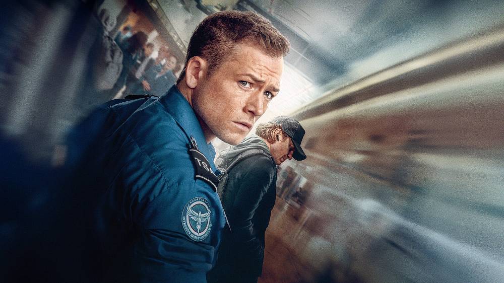Příručák (2024). Akční, Mysteriózní, Thriller. Sekuriťák z letiště má dost velký problém. Záhadný cestující ho totiž vydírá, aby nechal na palubu štědrovečerního letu projít nebezpečný balíček.