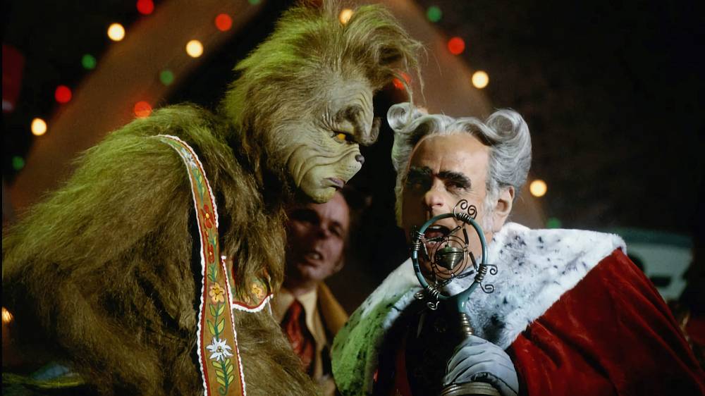 Grinch (2000). Rodinný, Komedie, Fantasy. Grinch přišel na svět stejně, jako všichni Kdovíci z městečka Kdosice. Jedné chladné noci přistál ve svém parapleštníčku na prahu dvou dobromyslných sester, Růži a Kláry. Ujaly se ho s láskou, přestože už od první chvíle tušily, že se od ostatních kdosických mrňat liší. V osmi letech Grinchovi narostly vousy a chlupy, navíc nazelenalé, a jeho vrstevníci ho provázeli výsměchem snad na každém kroku. Tehdy, v předvánočním čase, opustil domov, zanevřel na všechny, odmítl slavit Vánoce, které jsou pro obyvatele Kdosic téměř posvátné, a usadil se v hluboké jeskyni, vysoko nad městem. Od té doby je už po léta pro všechny Kdovíky i Kdovinky hotovou noční můrou. Nahání jim hrůzu ,a co je ještě horší, i výčitky svědomí.