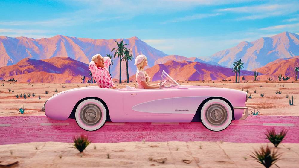 Barbie (2023). Komedie, Dobrodružný. Žít v Zemi Barbie znamená být dokonalou bytostí na dokonalém místě. Pokud tedy nemáte úplnou existenciální krizi. Nebo jste Ken.