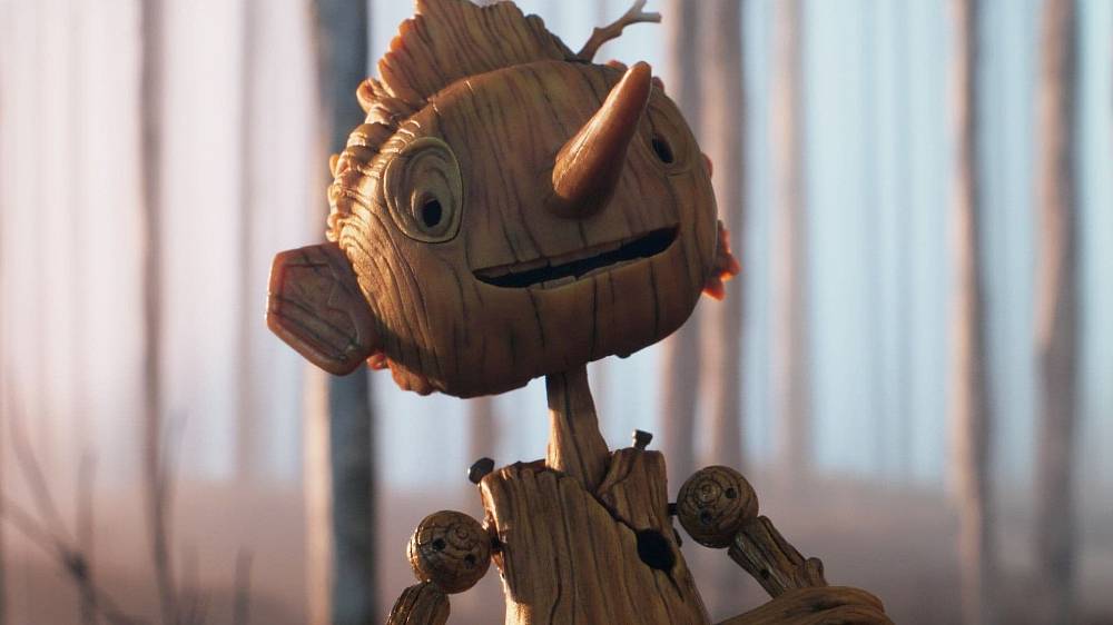 Pinocchio Guillerma del Tora (2022). Animovaný, Fantasy, Drama. V Itálii 30. let 20. století, kde železnou rukou vládne fašistický diktátor Benito Mussolini, ovládá život truhláře Geppetta smutek nad ztrátou desetiletého syna Carla. Útěchu nachází ve vyřezávání dřevěné loutky, kterou nečekaně oživí modrý dřevěný duch. Geppetto ji pojmenuje Pinocchio. Navzdory mnoha vadám a nedokonalostem je tento malý kluk ze dřeva svým náhradním otcem bezvýhradně milován. Ale i přes moudré rady Sebastiana J. Cvrčka a zjištění, že má dar věčného života, jsou Pinocchiovy činy nadále neuvážené. Neustále se nechává ovlivňovat bezohlednými lidmi, včetně samotného „Il Duceho“.