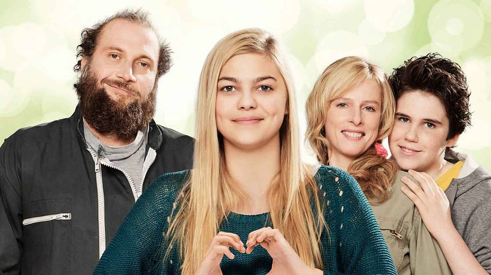 Rodinka Bélierových (2014). ČT2 6:15. Komedie, Hudební, Drama. Jednoho dne učitel hudby mladé teenagerky (Louane Emera) objeví pěvecký talent této dívky a doporučí jí účast na soutěži Radio France. Háček je ale v tom, že Paula je dcerou neslyšících rodičů, kteří jsou takřka závislí na jejích překladech. K tomu si připočtěme mladého spolužáka, do kterého je Paula zamilovaná a dilema je na světě! Opustit rodinu, která je na jejích překladech do znakového jazyka téměř závislá, a vydat se za vlastním snem, nebo plnit úkol vděčné dcery a opustit vlastní sny? Cesta ke splnění snu je náročná, avšak nikoli nemožná...