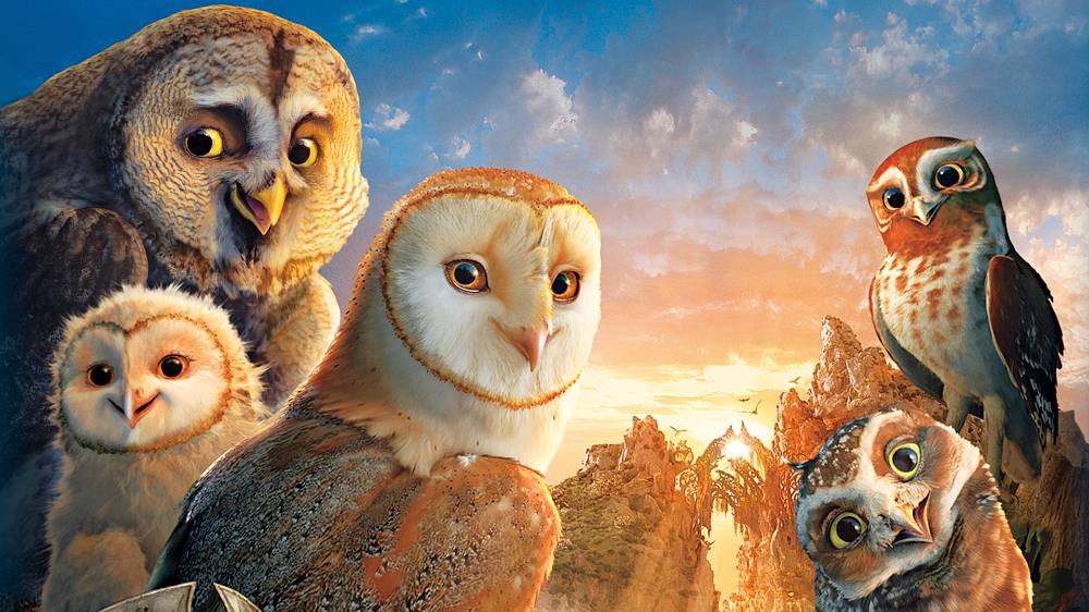 Legenda o sovích strážcích (2010). Nova CINEMA 16:05. Animovaný, Dobrodružný, Rodinný, Fantasy. Hlavní postavou je mladý soví kluk Soren, který je okouzlen historkami svého otce o strážcích Ga’Hoolu - mýtické skupině okřídlených bojovníků. Ti bojovali proti zlým Čistým, jak si sami říkají, ve velké bitvě za záchranu všech druhů sov. Zatímco Soren sní o tom, že jednoho dne se přidá ke svým hrdinům, jeho starší bratr Kludd se té představě jen vysmívá a touží jen po lovu, létání a být otcovým oblíbencem místo Sorena. Kluddova žárlivost má ale hrůzné následky - oba soví sourozenci vypadnou z hnízda na vrcholu stromu přímo do spárů Čistých. Teď je na Sorenovi, aby se pokusil o odvážný únik s pomocí dalších mladých soviček. Společně letí přes moře i skrze mlhy, aby našli Velký strom - domov legendárních sovích Strážců Ga’Hoolu, jenž jsou jedinou nadějí na vítězství v bitvě proti Čistým a na záchranu sovích království.