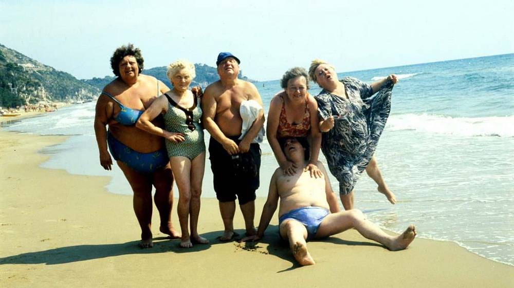 Slunce, seno, erotika (1991). TV Nova 20:20. Komedie. Ve třetím pokračování bláznivých letních komedií se podíváte nejen do známé jihočeské vísky Hoštice, ale s jejími svéráznými obyvateli také do Itálie. Tam se totiž vypravili na pozvání družebního italského zemědělského družstva, jehož zaměstnanci se na oplátku chystají do Hoštic. Zatímco v první části filmu se můžete bavit neochotou přizpůsobit se místním poměrům či nezdařenému únosu naplánovaném zhrzenou Milenou a Evíkem, ve druhé části se rozjíždí ztřeštěná snaha zvelebit zanedbanou vesnici a "přiblížit" ji světu, čehož se má dosáhnout především zbudovaním nudistické pláže. Jak už to ovšem bývá, objeví se italská delegace v nejméně vhodnou chvíli. Kupodivu se jim zanedbané hospodářství družstva zalíbí natolik, že navrhnou uchovat jej jako skanzen.