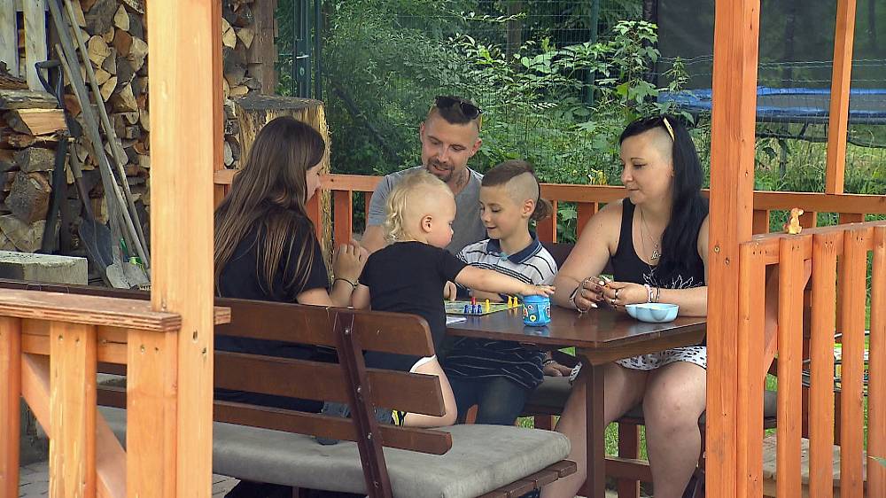 (STŘEDA) Výměna manželek: Děti závislé na mobilech, tíživá insolvence a pes s rakovinou