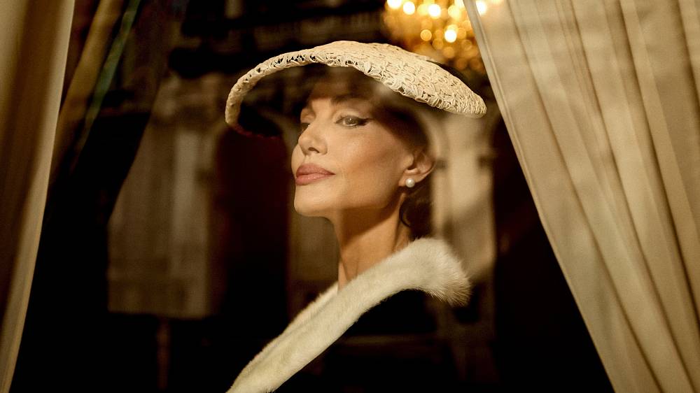 Drama, Hudební. Maria Callas byla jedinečnou operní divou s hlasem, který dokázal vyjádřit hluboké emoce i absolutní technickou dokonalost. Její hlasový rozsah a intenzita prožitku ji proměnily v legendu, která dodnes fascinuje posluchače po celém světě. Callas vynikala schopností naplno ztělesnit každou roli, což z jejích vystoupení učinilo nezapomenutelné umělecké zážitky. Příběh sleduje americko-řeckou operní pěvkyni, která se po oslnivém, ale bouřlivém životě ve světlech reflektorů na operní scéně uchyluje do ústraní v Paříži. Mezi vzpomínkami na svou slávu, zklamání a komplikované vztahy (mj. s řeckým s rejdařem a magnátem Aristotelem Onassisem, který byl pro Marii osudovým mužem) se Callas vyrovnává s otázkami vlastní identity a smyslem života, který zasvětila hudbě.