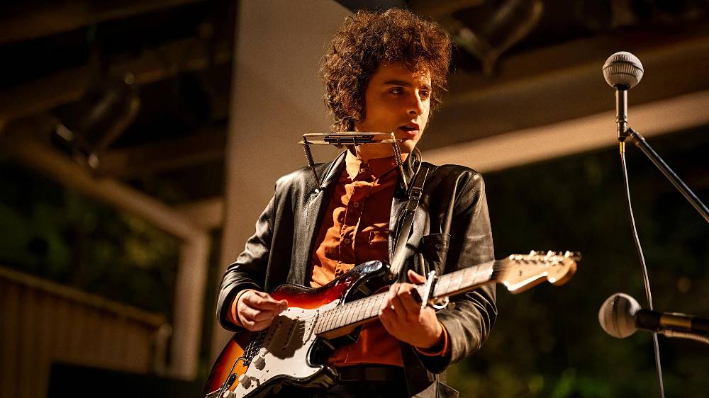 Drama, Hudební, Historický. Děj filmu Bob Dylan: Úplně neznámý se odehrává na vlivné newyorské hudební scéně počátku 60. let a sleduje raketový vzestup 19letého minnesotského hudebníka Boba Dylana jako folkového zpěváka na vrchol hitparád a do koncertních sálů. Jeho písně a mystika se staly světovou senzací, která vyvrcholila jeho převratným rock and rollovým vystoupením na elektrickou kytaru na folkovém festivalu v Newportu v roce 1965.