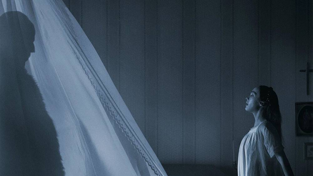 Horor, Fantasy, Drama. Ellen Hutterová by byla šťastná novomanželka, kdyby ji nepronásledovaly děsivé noční můry. Její muž Thomas navíc musí pracovně vycestovat do divoké východní Evropy, aby zprostředkoval obchod pro tajemného hraběte Orloka. Koho by napadlo, že mezi cestou a sny existuje přímé pojítko, že se Hutterovi stali pěšáky ve šlechticově hře, jejímž cílem je rozšířit vládu absolutního zla po celém kontinentu? Navzdory neskutečným útrapám, kterými Thomas kvůli setkání s Orlokem projde, se mu nakonec podaří vrátit se domů. Jeho návrat ale neznamená vítězství. Ellen pomalu podléhá šílenství a temnota se smrtí se roztahují všude kolem. Na straně manželů stojí jen výstřední profesor Eberhart von Franz, který ví, jak mocnému nepříteli čelí. Bude to na zastavení Nosferatu stačit?