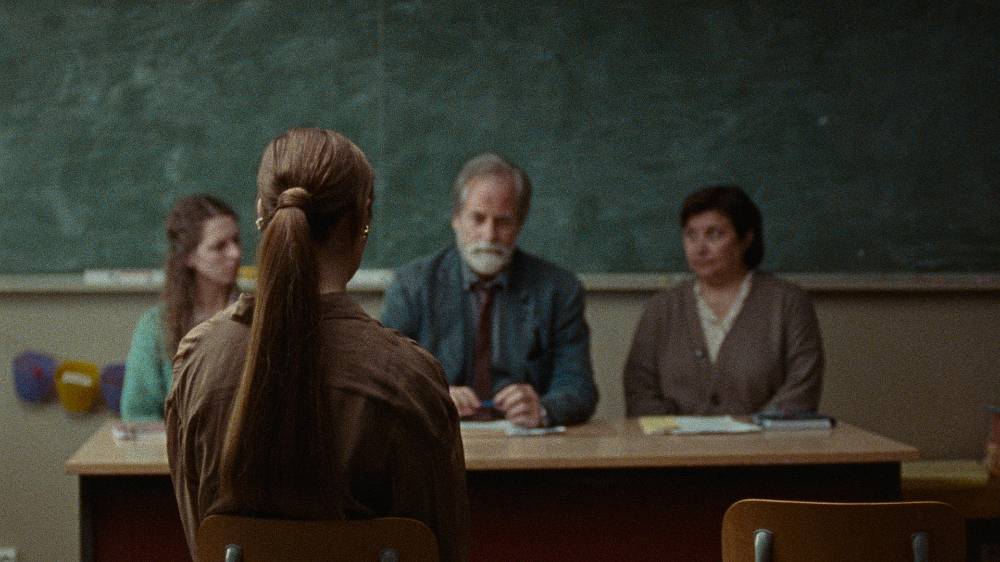 Drama, Thriller. Během jednoho osudného odpoledne v prázdné základní škole se dvě matky šestiletých chlapců Armanda a Jona dostanou do zoufalého boje o to, aby jim někdo uvěřil, když je jeden z chlapců obviněn z překročení hranic vůči druhému. Jsou postupně použity všechny prostředky a brzy vzniká směs šílenství, touhy a posedlosti. Kde se skrývá pravda, je však nemožné zjistit, a brzy se všechno točí stále méně kolem dětí, které nikdy ani nepoznáme.