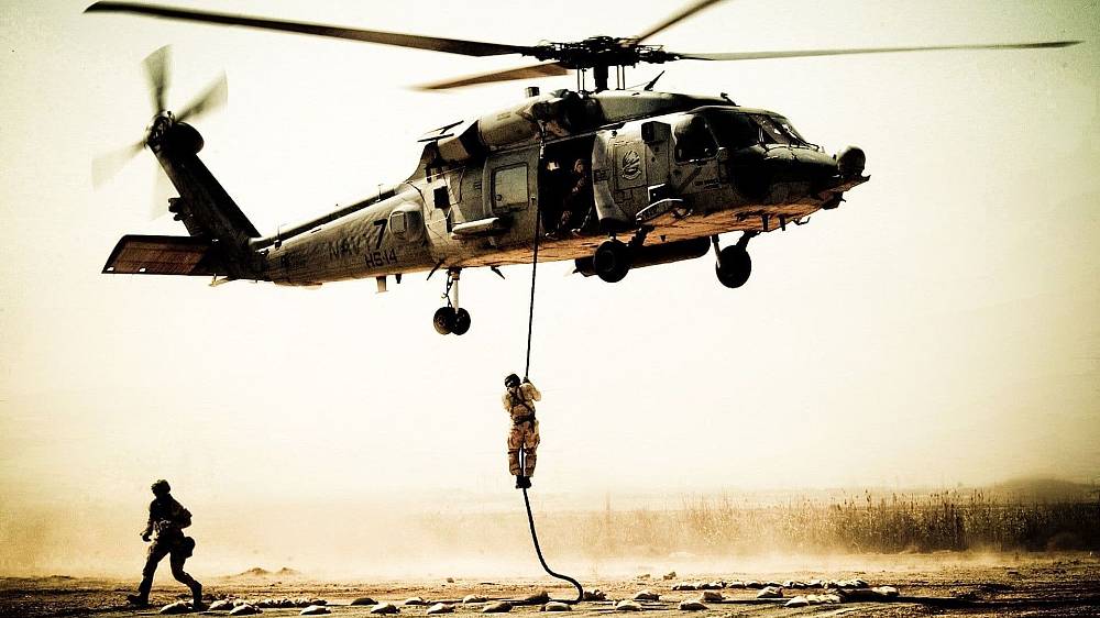 Část elitní jednotky armády USA je v roce 1993 poslána do somálského Mogadishu, aby se stala součástí mírové operace Spojených národů. Úkolem mise je unést několik vysokých důstojníků somálského diktátora. Jde o součást strategického plánu na potlačení občanské války, která zuří po celé zemi. Ovšem zdánlivě bezpečně naplánovaná mise se obrátí nesprávným směrem. Rangers i veteráni musí bok po boku bojovat proti zdrcující přesile a prchat za nepřátelskými liniemi dokud se záchrannému konvoji nepodaří vyrazit k jejich záchraně. V těžkém boji umírají přátelé, formují se vztahy, chlapci se stávají muži a vojáci se učí jak vypadá skutečná tvář války a hrdinství.