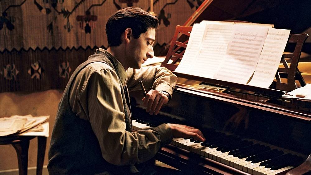 Příběh W. Szpilmana, skvělého pianisty a uznávaného interpreta Chopinových skladeb. Děj začíná v okamžiku, kdy ve varšavském rádiu zní Chopinovo Nokturno v C# moll v jeho podání. Píše se rok 1939 a Szpilmanovi je 28 let. Polsko je napadeno německými vojsky, která brzy přicházejí i do jeho hlavního města Varšavy. Téměř okamžitě jsou uplatněny tvrdé restrikce vůči zdejší židovské komunitě. Szpilman a jeho rodina – rodiče, bratr a dvě sestry – žili až dosud spokojeným životem, brzy jsou však donuceni podřídit se ponižujícím pravidlům. Kromě toho, že jim docházejí peníze a jídlo, musí pod hrozbou přísného trestu nosit na rukou Davidovu hvězdu. Nátlak se postupně zvyšuje a rodina je na tom stále hůře. Brzy jsou donuceni prodat obrazy, stříbro, nábytek, a nakonec i Szpilmanovo piáno. Největší ranou je však rozhodnutí, podle kterého mají být všichni Židé umístěni do uzavřeného areálu obehnaného vysokými zdmi – na místo, které brzy vstoupí do dějin jako Varšavské ghetto.