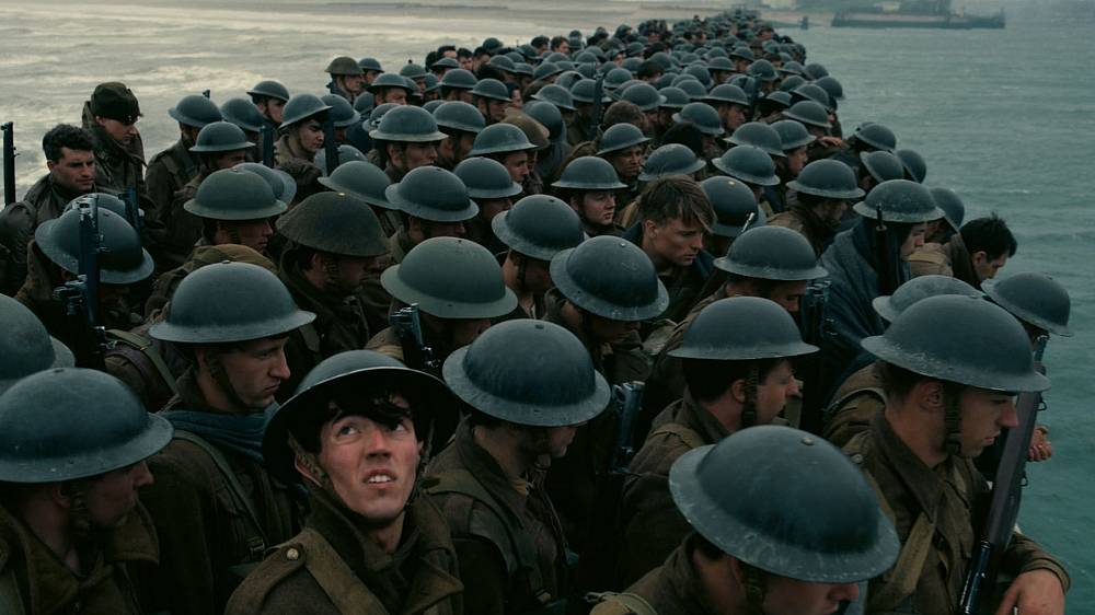 Válečné drama vycházející ze skutečných událostí, k nimž došlo na jaře 1940 u severofrancouzského Dunkerku. Evakuace proběhla pod krycím názvem „Operace Dynamo“. Téměř 400 000 britských vojáků se ocitlo v pasti, když obranný perimetr před nepřítelem drželi Francouzi a každou hodinu se zmenšoval. Statisíce vojáků se tak nachází na pláži u jediného mola a čekají na pořádné lodě, které by je evakuovaly. Pro snímek je charakteristická atmosféra strachu, že se Němcům podaří prolomit poslední zbytky obrany a zmasakrují britské vojáky na pláži. Každý se tak chce zachránit.