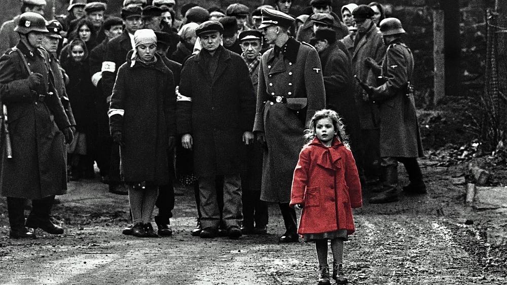 Hluboce šokující, nemilosrdné drama o noční můře holocaustu, založené na skutečných událostech. Na záchranu 1100 životů obětoval Oskar Schindler veškeré své jmění… Polský Krakov 1939. Židovská obec je vystavována stále se zvyšujícímu tlaku ze strany nacistů. Do této vřavy vstupuje obchodník Oskar Schindler, člen Nacistické strany, velký svůdník a muž vydělávající na válečném utrpení, který dokázal najít v sobě člověka a zachránit ty, kterým už zdánlivě nebylo pomoci…