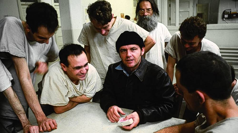 Když svobodomyslný malý podvodníček Randle P. McMurphy (Jack Nicholson) přichází do státní psychiatrické nemocnice, jeho nakažlivý odpor k disciplíně otřese rutinou celého zařízení. On je jednou stranou nastávající války. Uhlazená, chladně monstrózní sestra Ratchedová (Louise Fletcher) druhou. V sázce je osud všech pacientů na oddělení. Tato elektrizující adaptace bestselleru Kena Keseyho získala všech pět hlavních Oscarů za rok 1975: Nejlepší film (produkce Saul Zaentz a Michael Douglas), herec (Nicholson), herečka (Fletcher), režisér (Miloš Forman) a adaptovaný scénář (Lawrence Hauben a Bo Goldman). Divoký, spalující film s vynikajícím hereckým obsazením, čítajícím mj. Brada Dourifa, Dannyho DeVita a debutujícího Christophera Lloyda, si je plně zaslouží.