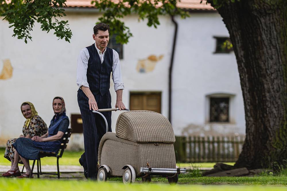 Minisérie Studna boduje. Ohromí nejen David Švehlík, ale dokonce i Jakub Prachař se nepředvádí v obvykle trapné podobě