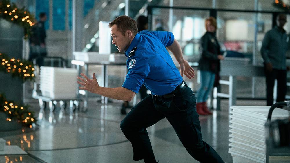 Thriller, Akční. Sekuriťák z letiště má dost velký problém. Záhadný cestující ho totiž vydírá, aby nechal na palubu štědrovečerního letu projít nebezpečný balíček.
