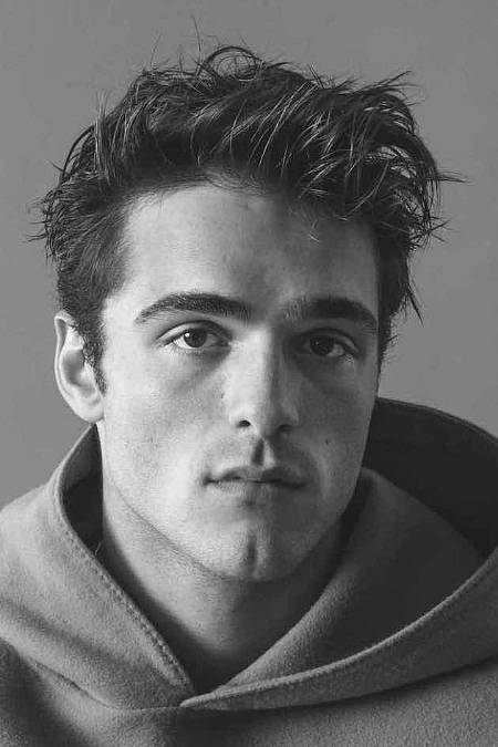 Jacob Elordi (narozen 26. června 1997) je australský herec. Poté, co se v roce 2017 přestěhoval do Los Angeles, aby se věnoval herecké kariéře, se proslavil rolí Noaha Flynna, záporáckého milovníka, ve filmovém seriálu The Kissing Booth (2018-2021) společnosti Netflix. Proslavil se také rolí problémového středoškolského fotbalisty Natea Jacobse v teenagerském dramatickém seriálu HBO Euphoria (2019-dosud). V roce 2023 si zahrál Elvise Presleyho v životopisném filmu Priscilla a bohatého univerzitního studenta ve filmu Saltburn, za což byl nominován na cenu BAFTA za nejlepší mužský herecký výkon ve vedlejší roli.
