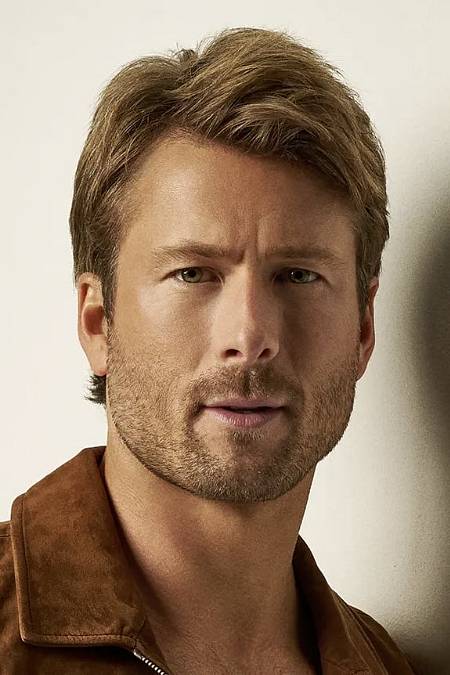 Glen Thomas Powell Jr. (narozen 21. října 1988) je americký herec. Svou kariéru zahájil hostujícími rolemi v televizi a malými rolemi ve filmech jako Temný rytíř povstal (2012) a Postradatelní 3 (2014), než se mu podařilo prorazit rolí Chada Radwella v komediálně-hororovém seriálu společnosti Fox Scream Queens (2015-2016). Od té doby si zahrál roli Finnegana v komedii o dospívání Everybody Wants Some!! (2016), astronauta Johna Glenna v dramatu Hidden Figures (2016) a Charlieho Younga v Set It Up (2018), než dosáhl mezinárodního uznání a slávy jako poručík Jake „Hangman“ Seresin ve filmu Top Gun: Maverick (2022). Dále si zahrál letce Thomase Hudnera ve filmu Oddanost (2022). Ve filmu S tebou nikdy (Anyone But You) z roku 2023 ztvárnil Glen Powell postavu Bena, charismatického muže, který se po neúspěšném rande s hlavní hrdinkou Beou (Sydney Sweeney) znovu setkává na svatbě v Austrálii. 
Ve filmu S tebou nikdy (Anyone But You) z roku 2023 ztvárnil Glen Powell postavu Bena, charismatického muže, který se po neúspěšném rande s hlavní hrdinkou Beou (Sydney Sweeney) znovu setkává na svatbě v Austrálii. 
