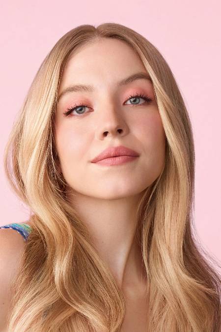 Sydney Bernice Sweeney (12. září 1997, Spokane, Washington, Spojené státy americké) je americká herečka a modelka. Známou se stala především díky rolím Cassie Howardové v dramatickém seriálu Euforie (2019–dosud) a Olivie Mossbacherové v minisérii Bílý lotos (2021), za které obdržela dvě nominace na cenu Emmy.

První pozornosti se jí dostalo v roce 2018 rolemi v komediálním seriálu Everything Sucks! společnosti Netflix, antiutopickém seriálu Příběh služebnice společnosti Hulu a psychologické minisérii Ostré předměty společnosti HBO. V následujícím roce se objevila v komediálním dramatu Tenkrát v Hollywoodu režiséra Quentina Tarantina. V roce 2023 sklidila uznáni za ztvárnění překladatelky Reality Winner v dramatu Reality.