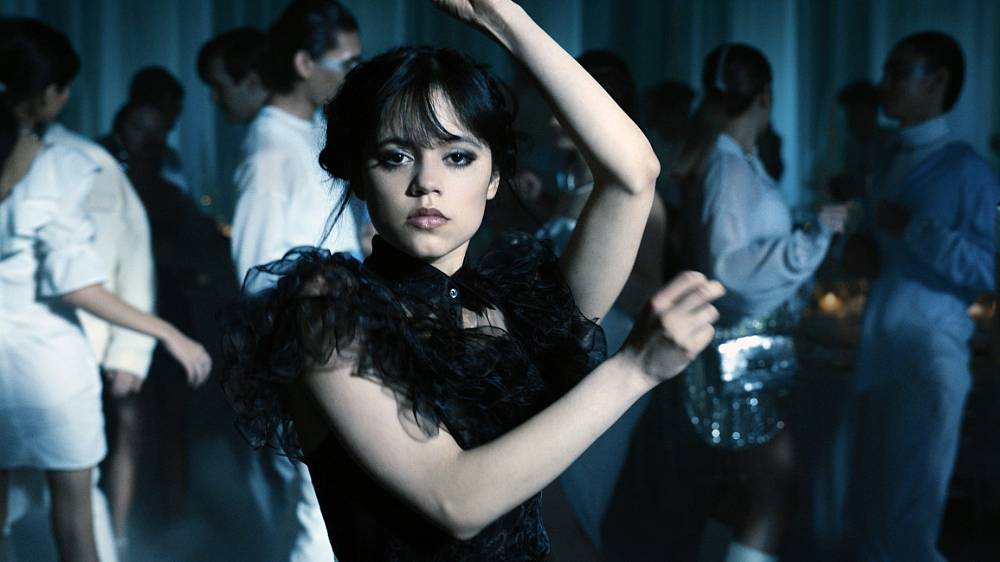 Jenna Marie Ortega (27. září 2002, Coachella Valley, Kalifornie) je americká herečka. Svou kariéru zahájila jako dětská herečka a uznání získala za roli mladé Jane v komediálně-dramatickém seriálu Jane the Virgin (2014–2019) televizní stanice The CW. Průlomovou rolí se pro ni stala role Harley Diazové v seriálu Život uprostřed (2016–2018) stanice Disney Channel, za kterou získala Imagen Award. V roce 2019 ztvárnila roli Ellie Alvesové ve druhé řadě thrillerového seriálu Ty společnosti Netflix a účinkovala v rodinném filmu Yes Day (2021).

Uznání kritiků získala za výkon v teenagerském dramatu The Fallout (2021) a v roce 2022 účinkovala ve slasherových filmech X a Vřískot, kde se prosadila jako královna křiku. Ztvárnila titulní roli Wednesday Addamsové v komediálním hororovém seriálu Wednesday (2022) společnosti Netflix, za níž obdržela nominaci na Zlatý glóbus.