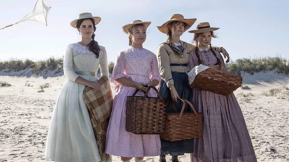 Drama, Romantický, Historický. Autorka a režisérka Greta Gerwigová (Lady Bird) vytvořila Malé ženy, které čerpají z klasického románu a díla Louisy May Alcottové, a zároveň se v autorčině alter egu Jo Marchové odráží její fiktivní život. V podání Gerwigové se oblíbený příběh sester Marchových – čtyř mladých žen, z nichž každá je odhodlaná prožít život podle svého – stává nadčasovým a velice aktuálním. V rolích Jo, Meg, Amy a Beth Marchových se objevují Saoirse Ronanová, Emma Watsonová, Florence Pughová a Elize Scanlenová; dále se představují Timothee Chalamet jako jejich soused Laurie, Laura Dernová jako Marmee a Meryl Streepová jako teta Marchová.