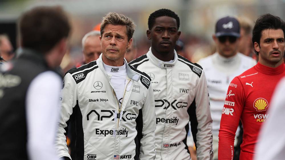 Akční, Drama. Bývalý jezdec Formule 1 se vrací zpět na závodní dráhu, kde se stává se mentorem a členem týmu mladého závodního jezdce.