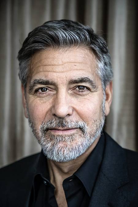George Timothy Clooney je americký herec a režisér. Je známý pro svou práci v kasovních trhácích i nezávislých filmech a získal řadu ocenění, včetně dvou Oscarů, ceny Britské filmové akademie a čtyř Zlatých glóbů. Mezi jeho ocenění patří Cena Cecila B. DeMilla, Čestný César, Cena AFI za celoživotní dílo a Pocta Kennedyho centra. Clooney začal hrát v televizi koncem 70. let a později se proslavil jako doktor Doug Ross v seriálu Pohotovost (1994-1999), za který získal dvě nominace na cenu Primetime Emmy. Jeho kariéra se rozšířila o hlavní role ve filmech, průlomovou se stala role ve snímku Od soumraku do úsvitu (1996), následovaly filmy Batman a Robin (1997), Out of Sight (1998), Tři králové (1999), Dokonalá bouře (2000) a Bratře, kde jsi? (2000). Větší slávu mu přinesla hlavní role v Soderberghově filmové sérii Ocean's z let 2001 až 2007. Clooney získal Oscara za nejlepší mužský herecký výkon ve vedlejší roli za thriller Syriana(2005) a nominace na nejlepšího herce si vysloužil za právnický thriller Michael Clayton (2007) a komediální dramata Vzhůru do oblak (2009) a Potomci (2011). Hrál také ve filmech Po přečtení spalte (2008), Američan (2010), Gravitace (2013), Ať žije César! (2016) a Lístek do ráje (2022).
Výhra Oscara 2. Nominace na Oscara 5. Další vítězství 85. Další nominovaný 187.
