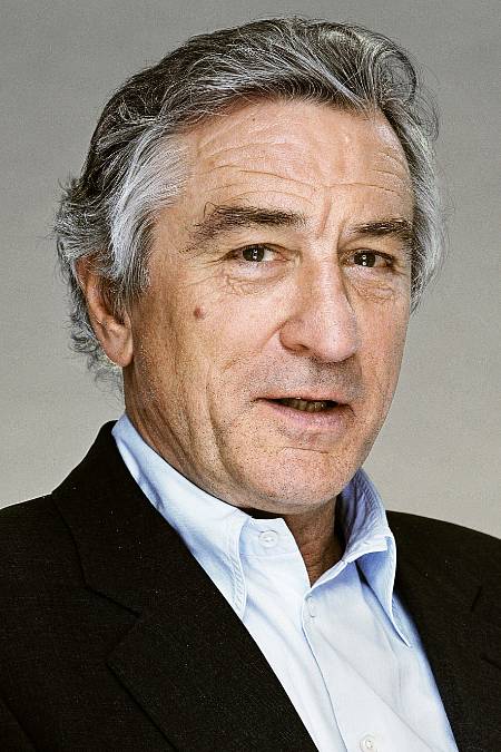 Robert Anthony De Niro je americký herec. Je známý díky spolupráci s Martinem Scorsesem a je považován za jednoho z nejlepších herců své generace. De Niro je držitelem různých ocenění, včetně dvou Oscarů, Zlatého glóbu, Ceny Cecila B. DeMilla a Ceny herecké asociace za celoživotní dílo. V roce 2009 De Niro obdržel vyznamenání Kennedyho centra a v roce 2016 si od amerického prezidenta Baracka Obamy vysloužil Prezidentskou medaili svobody.

De Niro studoval herectví ve studiu HB Studio, Stella Adler Conservatory a Actors Studio Lee Strasberga. Se Scorsesem poprvé spolupracoval v roce 1973 na filmu Mean Streets. De Niro získal dva Oscary, jednoho za nejlepší mužský herecký výkon ve vedlejší roli za roli Vita Corleoneho ve filmu Francise Forda Coppoly Kmotr - část II (1974) a druhého za nejlepší mužský herecký výkon při ztvárnění Jakea LaMotty ve Scorseseho dramatu Zuřící býk (1980). Další nominace na Oscara získal za role ve filmech Taxikář (1976), Lovec jelenů (1978), Probuzení (1990), Mys hrůzy (1991) a Silver Linings Playbook (2012). Další významné role: 1900 (1976), Král komedie (1982), Tenkrát v Americe (1984), Brazil (1985), Mise (1986), Dobří chlapi (1990), Tenhle chlapecký život (1993), Frankenstein Mary Shelleyové (1994), Heat (1995), Casino (1995), Jackie Brownová (1997), Dobrý pastýř (2006), Joker (2019) a Irčan (2019). Jako režisér debutoval filmem Příběh z Bronxu (1993). Mezi jeho komediální role patří Půlnoční běh (1988), Vrtěti psem (1997), Analyzuj to (1999), filmy Seznamte se, rodiče (2000-2010) a Stážista (2015). Výhra Oscara 2. Nominací na Oscara 5. Další vítězství 48. Další nominovaný 66.