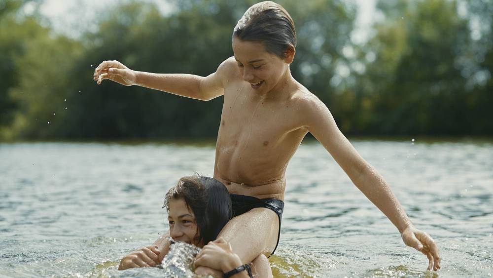 Elias, zmatený a vnitřně rozpolcený, se stále více zaplétá do lží, aby chránil své přátelství s Alexandrem i svou přítelkyni Valerii. Obává se, že by mohl být veřejně odsouzen za to, co cítí.