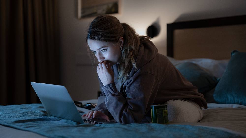 Jablečný ocet je příběh, který nás vrací do doby, kdy Instagram teprve začínal, a ještě nebyl místem pro nespočet influencerů. Dvě mladé ženy, přesvědčené, že zdravý životní styl je klíčem k vyléčení všech nemocí, se rozhodnou prosazovat tuto ideu. Jejich přesvědčení postupně ovlivňuje miliony lidí na sociálních sítích, kteří se nechávají unést jejich vizí zdravého života.