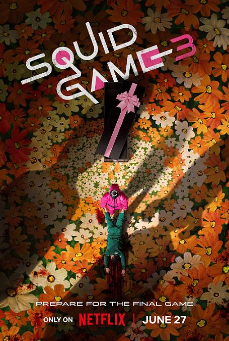 Společnost Netflix oznámila návrat celosvětového fenoménu, seriálu Squid Game, do třetí a poslední série, která bude mít premiéru 27. června. Třetí série začíná tam, kde druhá série skončila, a zkoumá rozhodnutí, která Gi-hun (Lee Jung-jae) učiní uprostřed zdrcujícího zoufalství. Zatímco Frontman (Lee Byung-hun) plánuje své další kroky, přeživší hráči zjišťují, že jejich rozhodnutí vedou s každým kolem smrtící hry ke stále hrozivějším následkům. Tato sezóna slibuje posunout hranice napětí a dramatu a udržet diváky v napětí.

Nově odhalený úvodní plakát přináší mrazivou vizuální pointu: růžový strážce táhne zkrvaveného soutěžícího k rakvi omotané růžovou stuhou. Pryč je duhová dráha z šestibojového pětiboje 2. série; místo ní je na podlaze živě vířící květinový vzor, který zlověstně předznamenává nadcházející kruté finále.  Zlověstné siluety Young-hee a jejího společníka Cheol-sua - poprvé naznačené v post-kreditové scéně minulé sezóny - naznačují, že nás čekají ještě brutálnější hry.

Druhá sezóna Squid Game se stala třetí nejsledovanější sezónou na Netflixu vůbec, při svém debutu nasbírala úctyhodných 68 milionů zhlédnutí - čímž překonala rekord v počtu zhlédnutí za premiérový týden - a umístila se na prvním místě v žebříčku Top 10 TV seriálů (neanglických) v 92 zemích. Jak se odvíjí závěrečná kapitola, 3. série slibuje velkolepé a nezapomenutelné finále.