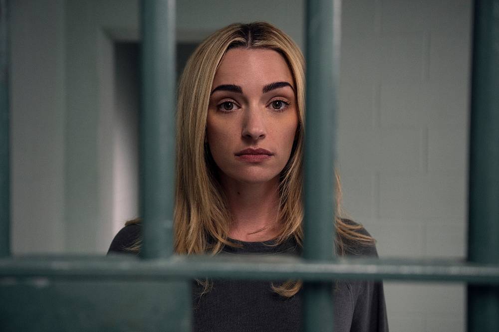 Komedie, Drama. Hlavní hrdinkou je patnáctiletá nespolečenská Ginny, která se často cítí starší a dospělejší než její třicetiletá matka, nezodpovědná a dynamická Georgia. Po letech na útěku Georgia zoufale touží zapustit kořeny v New Englandu a dát své rodině něco, co nikdy neměla – normální život. Pro Ginny to znamená zcela nový svět v prestižní škole, popularitu na vzestupu a komplikované milostné vztahy. Není to však jen pohádka. Georgiina minulost ohrožuje ji i její nový rodinný život. Netflix láká na spoustu dramatu, nové výzvy i nové postavy ve třetí řadě seriálu.