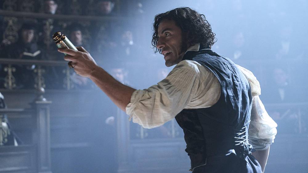 Vědeckofantastický, Drama, Horor. Dr. Victor Frankenstein, geniální, ale egoistický vědec, oživí stvoření v monstrózním experimentu, který nakonec vede ke zkáze stvořitele i jeho tragického výtvoru.