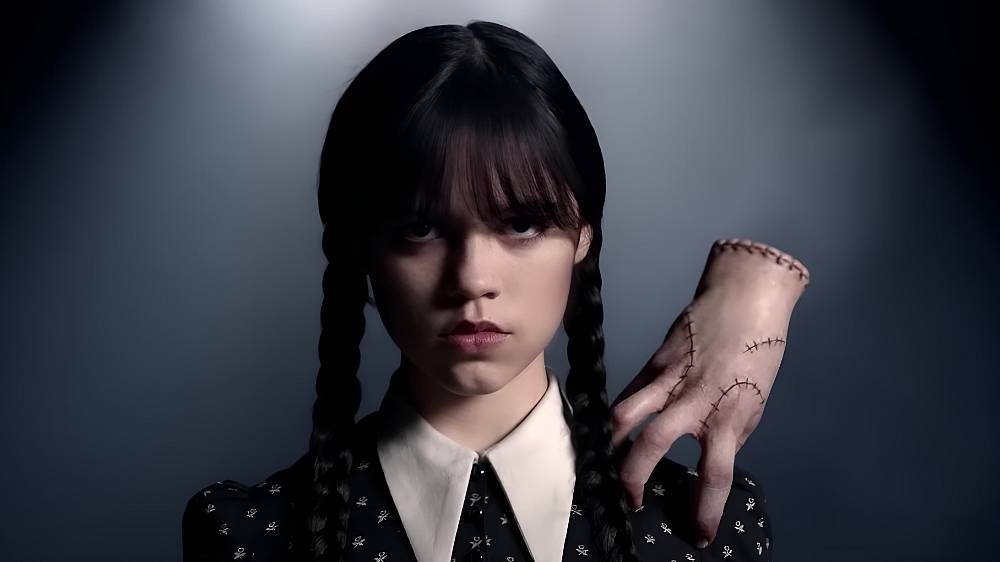 Sci-Fi & Fantasy, Mysteriózní, Komedie.Wednesday Addamsová (Jenna Ortega) se vrací na gotické chodby Akademie Nevermore, kde na ni čekají noví nepřátelé a strasti. V této sezóně se Wednesday musí vypořádat s rodinou, přáteli a starými protivníky, což ji přivádí do dalšího roku úžasně temného a bláznivého chaosu. Vyzbrojena svým typickým vtipem ostrým jako břitva a mrtvolným šarmem se Wednesday vrhá do nové nadpřirozené záhady, ze které mrazí. Tvůrci seriálu Alfred Gough a Miles Millar se spolu s výkonným producentem a režisérem Timem Burtonem vracejí ve strhující druhé sérii seriálu WEDNESDAY.