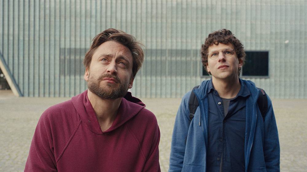Komedie, Drama.
Nesourodí bratranci David a Benji se znovu setkávají na cestě po Polsku, aby uctili památku své milované babičky. Dobrodružství se změní, když se na pozadí jejich rodinné historie znovu objeví staré napětí.