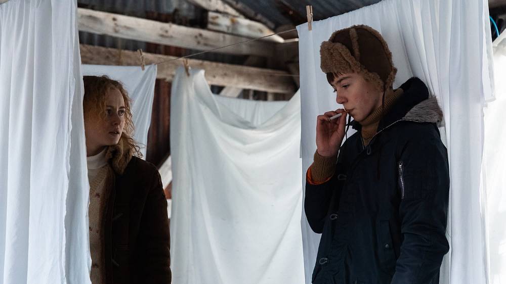 Krimi, Drama, Thriller. Podchlazená mysteriózní atmosféra v nepříjemně modrých odstínech, zamlčená minulost a pokroucený kriminální případ, na který se mělo dávno zapomenout. Detektiv Óðinnse postupně rozkrývá znepokojující skutečnosti týkající se detenčního zařízení pro mladistvé, kde v 80. letech za nevyjasněných okolností zemřeli dva chlapci. Tragédie byla tehdy odmávnutá jako neštěstí, znovuotevření však na světlo vynáší nové skutečnosti, stejně jako mysteriózní události. Detektivův pracovní život protíná ten osobní a případ se dotkne i jeho náctileté dcery, kterou vychovává sám po záhadné sebevraždě jeho ženy. Racionální uvažování se rozpadá stejně jako protagonistova jistota.
