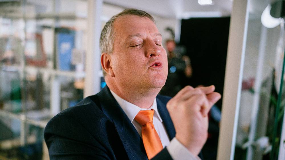 Marek dostává ve svém zaměstnání důležitý úkol, který má potenciál posunout jeho kariéru vpřed. Přestože se snaží věnovat práci naplno, osobní život mu klade do cesty nečekané překážky.