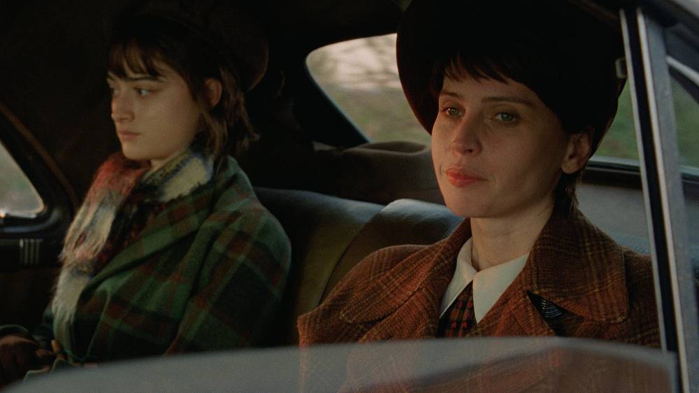 Malou útěchou mu je, že i jeho manželka (Felicity Jones) přežila holokaust. Bohužel se stále nachází v Evropě a chybí jí peníze na cestu, aby se mohli opět shledat.